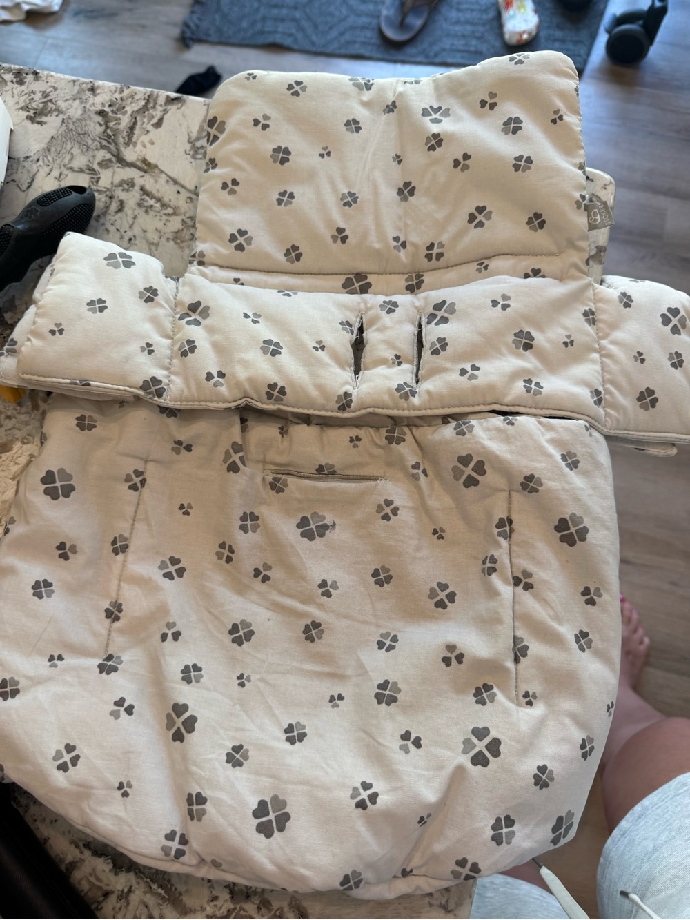Neutral Clover-Print Padded Tripp trapp chair cushion